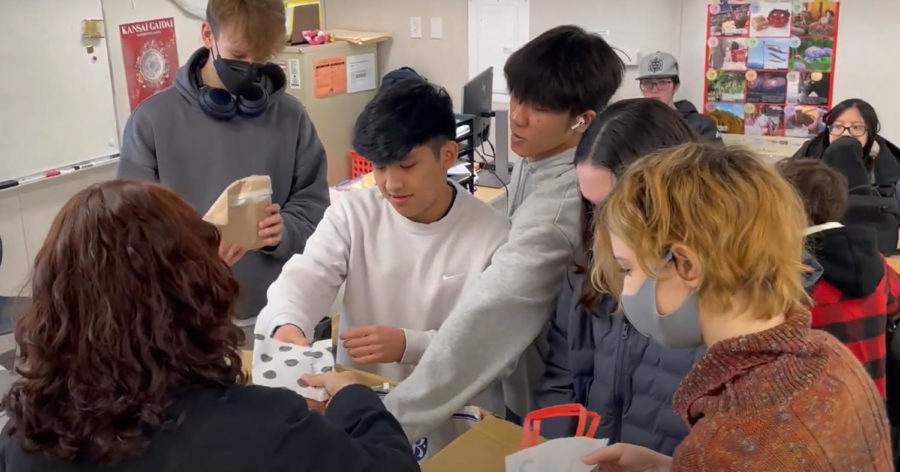 Lisa Benjamin (11), Nathan Fillion (11), Rayden Tran (11), Kevin Nguyen (12), Jerri Hickman (11), Anthony Raymond (11), Scar Emmerson (10), and Angelina Phan (10) opening presents from their partner school in Japan.