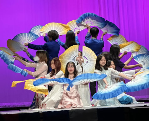 Vietnamese Student Association- Deena Nguyen (11), Jodi Tay (12), Ryan Pham (12), Tiffany Tran (12), Vivian Hoang (12), Isla O’Neill (9), Kat Nguyen (10), Joshua Adviento (12), Vivian Tran (12), Tina Pham (12), Ris Dao (12), Madison Do (11). 